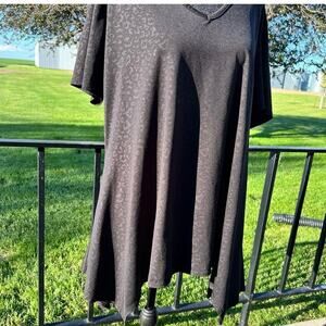 Double Take Women’s size L, handkerchief hem, polyester top, black